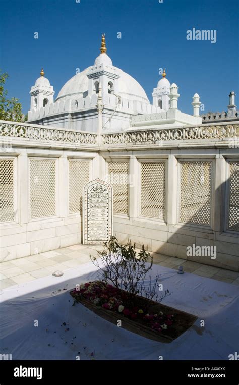 Tomb of Aurangzeb, Mughal ruler, Khuldabad near Aurangabad, Maharashtra, India Stock Photo - Alamy