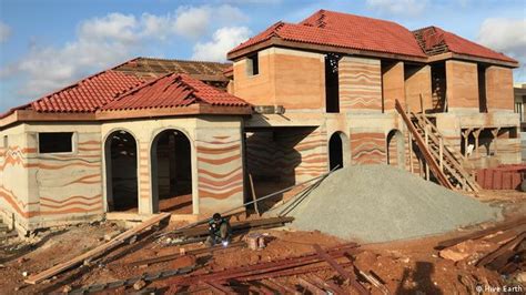 In Ghana, new updated mud houses could be the future | Eco Africa | DW ...