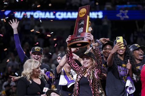 LSU basketball beats Iowa for national championship title: score, recap ...