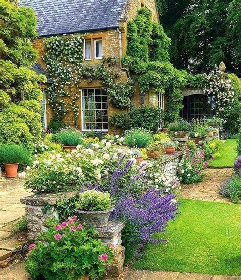 Pin on Casa de sonhos. | English cottage garden, Cottage garden design ...