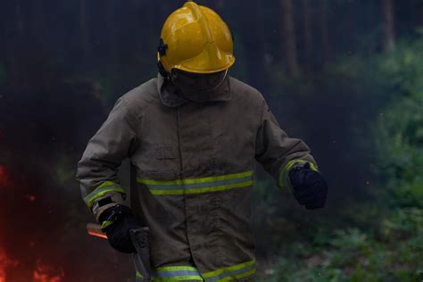 firefighter in action 11616158 Stock Photo at Vecteezy