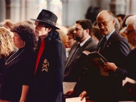 Michael Jackson comforts Ryan White's mother - YouTube