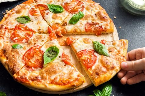 Best Cheese for Pizza (11 Perfect Types) - Insanely Good