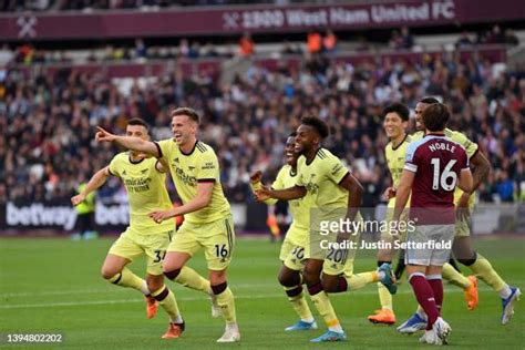 Rob Holding Arsenal Photos and Premium High Res Pictures - Getty Images