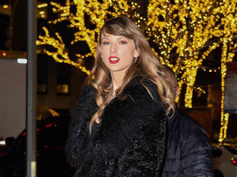 Taylor Swift’s Christmas Gameday Outfit Is a Lesson in Festive WAG Dressing