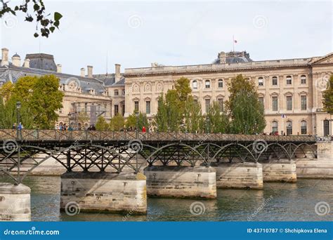 Pont Des Arts through Seine. Editorial Photography - Image of 1801, iron: 43710787