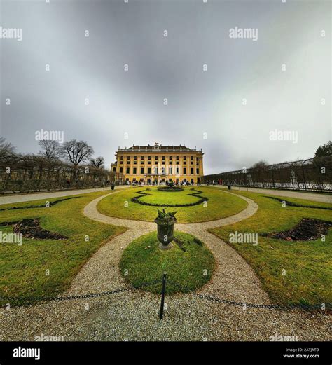 Schonbrunn palace winter hi-res stock photography and images - Alamy