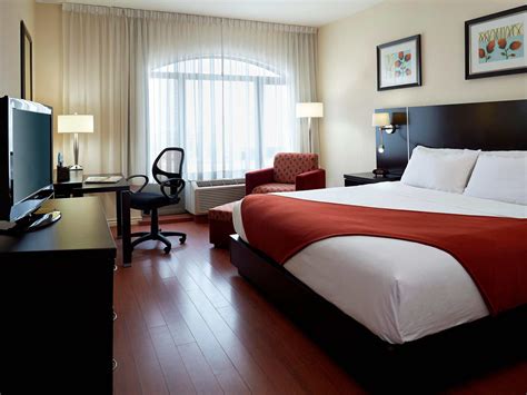 Montreal Airport Hotels | Holiday Inn & Suites Montreal Airport