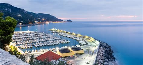 Port of Finale Ligure beach - Trovaspiagge