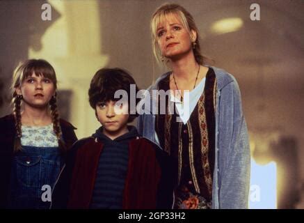 JUMANJI, from left: Kirsten Dunst, Bradley Pierce, Bonnie Hunt, 1995 ...