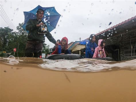 Thousands forced from their homes amid southern Malaysia floods ...