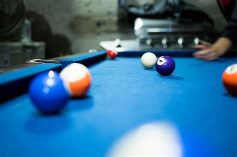 Focused pool 4 ball on a pool table - Creative Commons Bilder