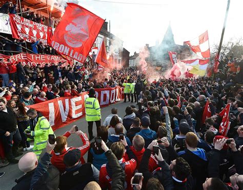 Liverpool fans greet team outside Anfield | Amazing scenes as Liverpool ...