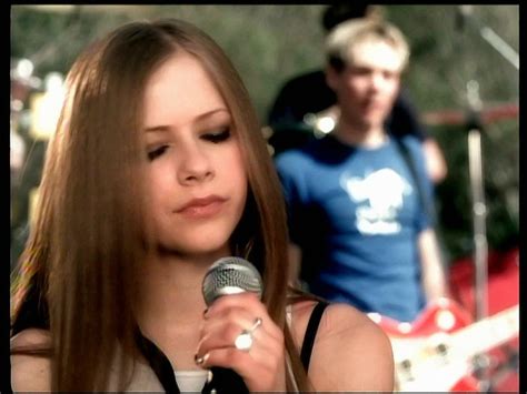 Avril Lavigne- 'Complicated' MV screencaps [HQ] - Music Image (19850035) - Fanpop