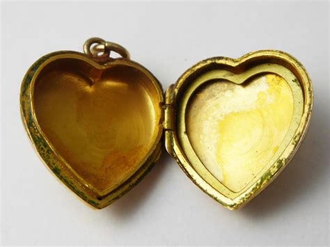 9ct Gold Heart Locket / Retro C1940s / Vintage Love