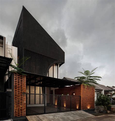 A house in Indonesia that prioritises space requirements, healthy air ...