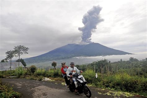 Indonesian volcano eruption kills 11 hikers | The Manila Times