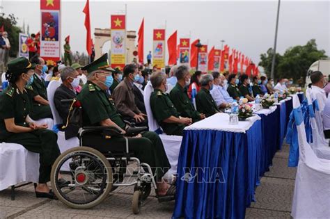 Quang Tri: Flag-raising ceremony held to mark Reunification Day - VNA Photos - Vietnam News ...