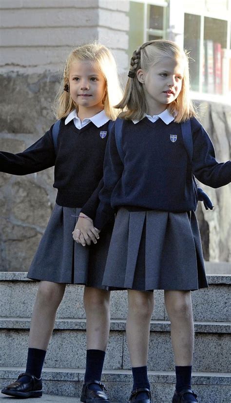 Rentrée scolaire pour les infantes d'Espagne "LEONOR ET SOFIA" | School uniform kids, Cute girl ...