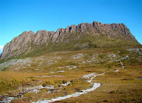 File:Overland Track Past Cradle Mountain.jpg - Wikimedia Commons