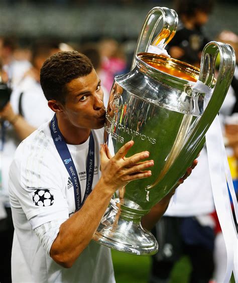 Ronaldo zum besten Champions-League-Spieler ausgezeichnet - REAL TOTAL