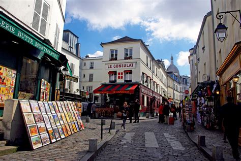 April Walking Tour in Montmartre - French Moments