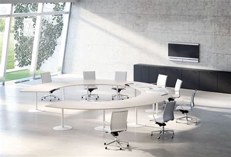 Large round meeting room table. www.spaceist.co.uk | 파티션 디자인, 삼성