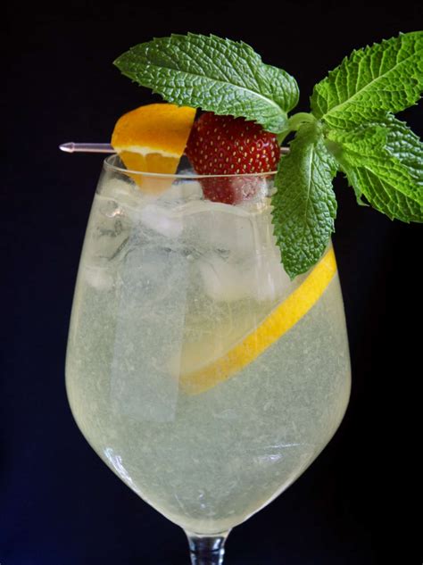 Limoncello Cocktail (Italian Limoncello Spritz Recipe) - Christina's Cucina