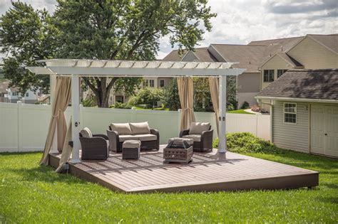 Platform deck with a Vinyl Pergola - Integrous Fences and Decks