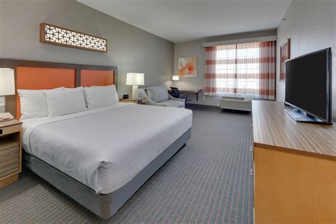 La Quinta Inn & Suites by Wyndham Dallas Love Field | Dallas, TX Hotels