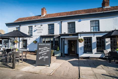 The White Lion review: Yateley pub reopens with vegan menu following refurbishment - Laura ...