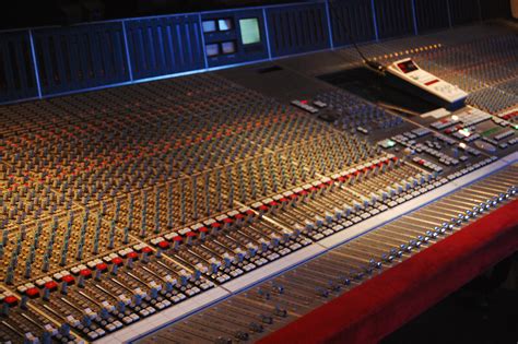 File:SSL SL9000J (72ch) @ The Cutting Room Recording Studios, NYC.jpg