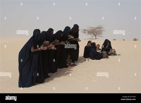 Mali, Near Timbuktu, Sahara Desert, Tuareg Women Performing Traditional ...