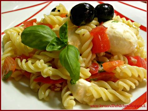 Lara&theKitchen: FUSILLI PICCOLINI FREDDI ALLA CAPRESE