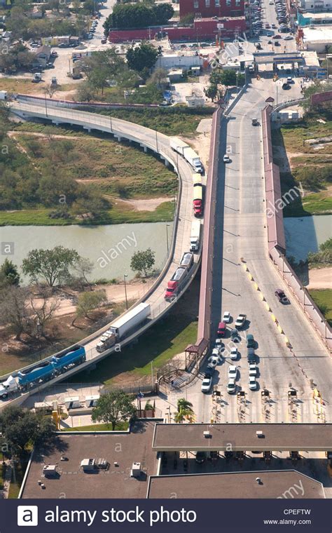 Aerial of Texas Mexico border crossing at Hidalgo / Reynosa and the Stock Photo: 48262953 - Alamy