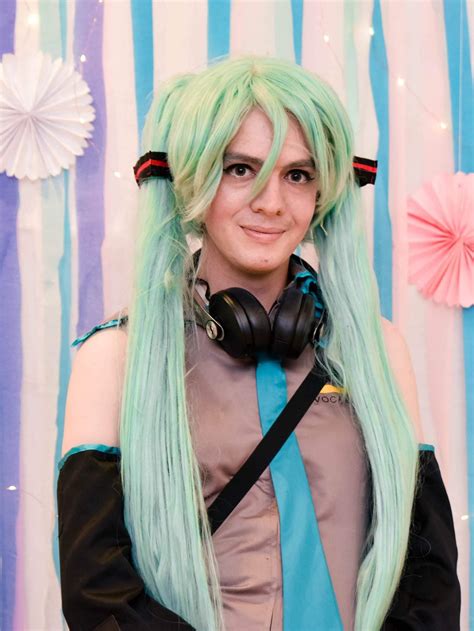 After years of cosplaying as Hatsune Miku I finally got a good photo taken of me : r/Vocaloid