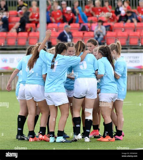 England rugby team huddle hi-res stock photography and images - Alamy