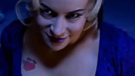 The tattoo of Tiffany (Jennifer Tilly) in the movie The bride of Chucky | Spotern