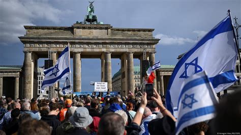 Pro-Israel rally at Berlin's Brandenburg Gate – DW – 10/22/2023