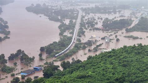 India floods kill more than 270, displace one million