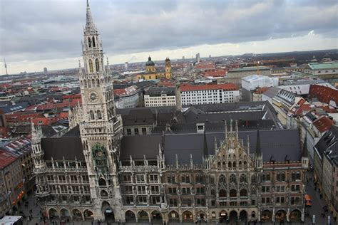 Everyday Stuff: The Rathaus-Glockenspiel at Marienplatz, Muenchen (Munich)