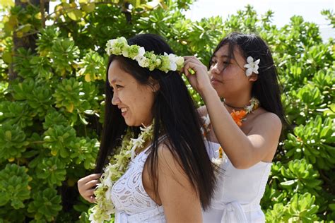 Hawaii Wedding Flowers: Green-White Haku Lei