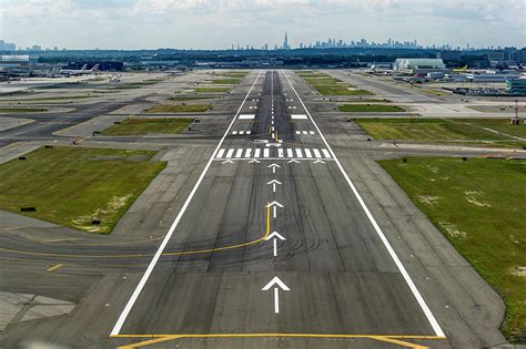 Approaching Runway 31r, John F. Kennedy Airport kjfk / Jfk, New York ...