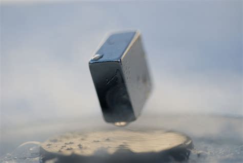 File:Levitation of a magnet on top of a superconductor 2.jpg - Wikipedia