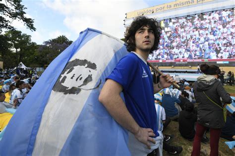 Fans at World Cup pay homage to football great Diego Maradona with ...