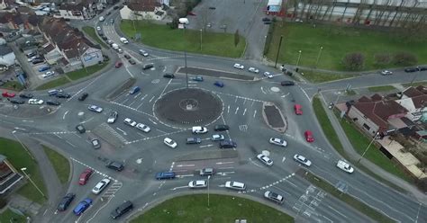 The "Magic Roundabout" in Swindon, England - 5 miniature roundabouts in ...