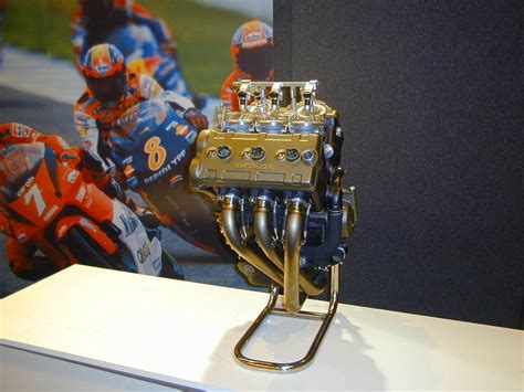 File:Honda V5 Moto GP Engine.jpg - Wikimedia Commons