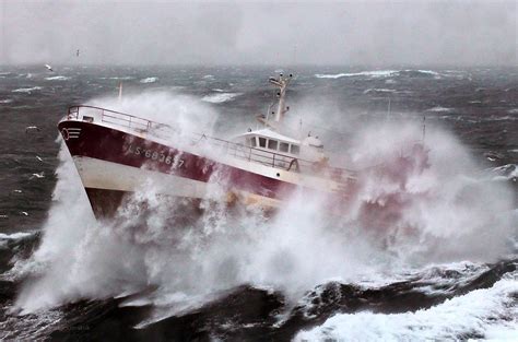 These Mesmerizing Videos of Ships Going Through Storms Will Turn You ...