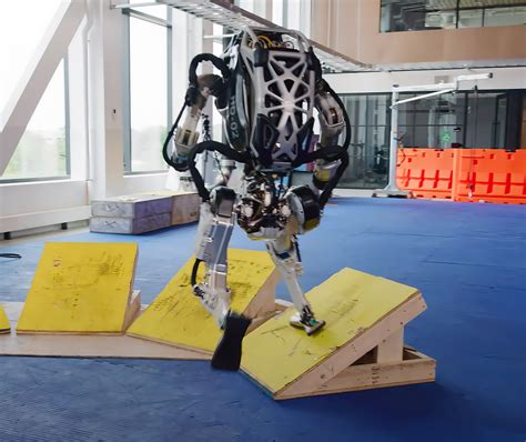 Boston Dynamics' Humanoid Atlas Robot Performs Parkour Like a Pro in ...