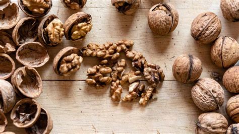 Walnuts Nutrition Facts: 7 Healthy Reasons to Eat Walnuts | Real Simple